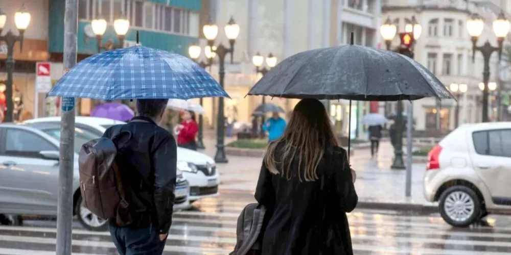Paraná entra em alerta para chuva intensa e risco de temporais