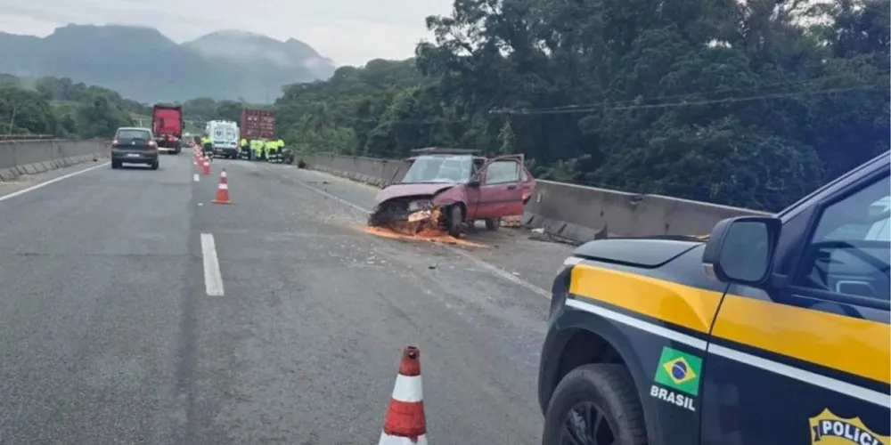 O motorista do carro morreu na hora