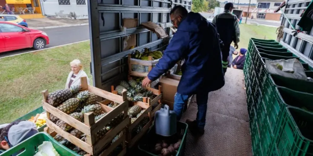 Três equipes vão percorrer os bairros para trocar recicláveis por frutas, verduras e legumes