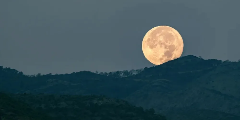 O auge da Lua Azul ocorrerá durante a madrugada de domingo