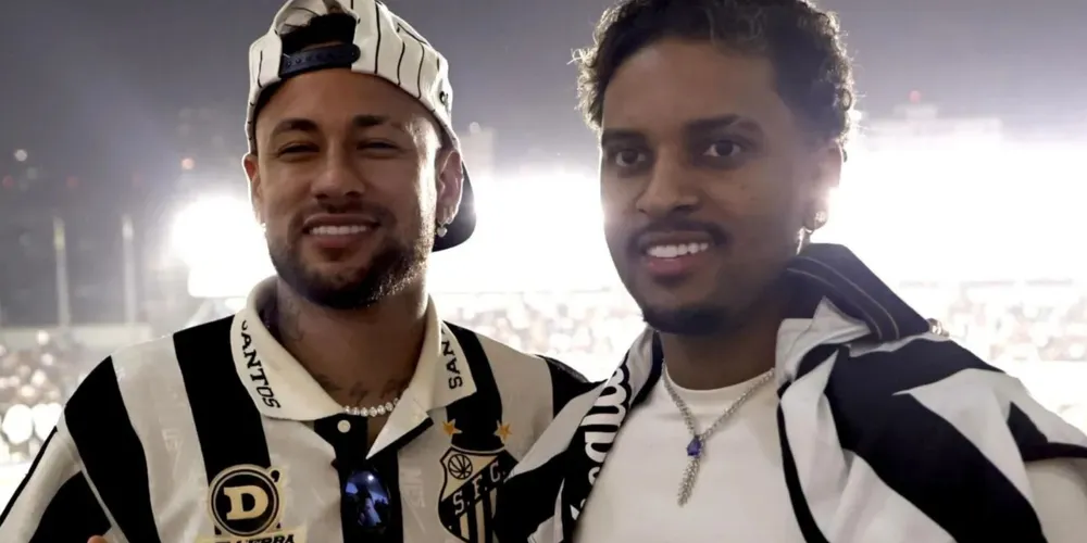 Neymar esteve na Vila Belmiro ao lado do atacante Rodrygo, ex-Santos e atualmente no Real Madrid