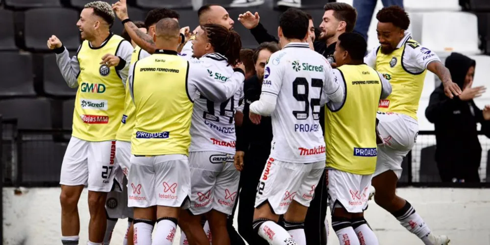Jogadores comemorando um dos gols da goleada contra o Londrina por 3 a 0 na Série B