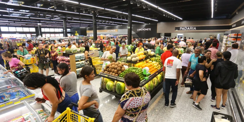 São mais de 100 produtos em oferta, com promoções em todos os setores da loja