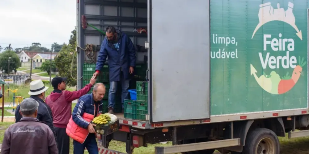 Três equipes vão percorrer os bairros para trocar recicláveis por frutas, verduras e legumes