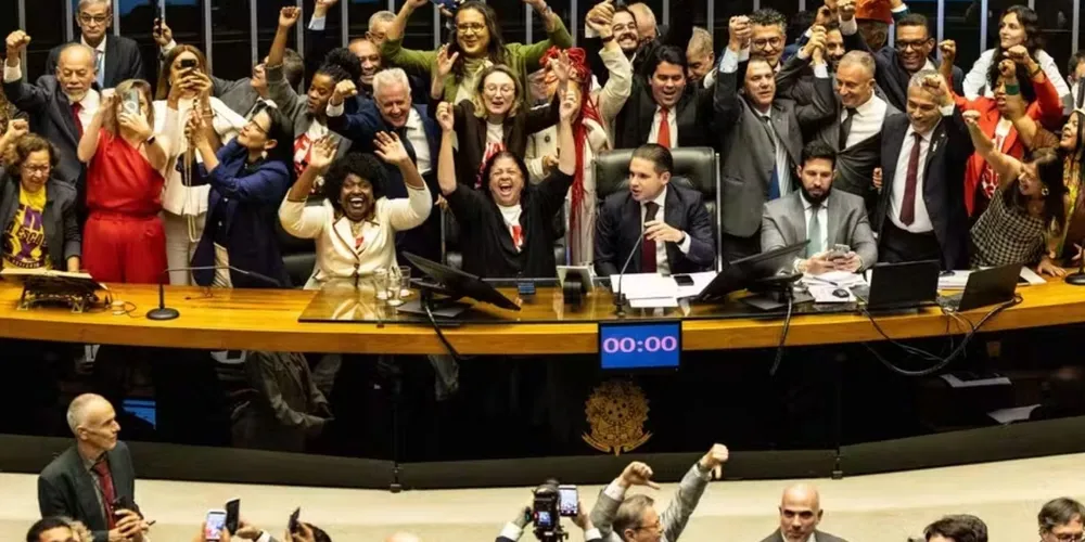 Plenário da Câmara dos Deputados: parlamentares comemoram aprovação da PEC que acaba com a escala 6x1