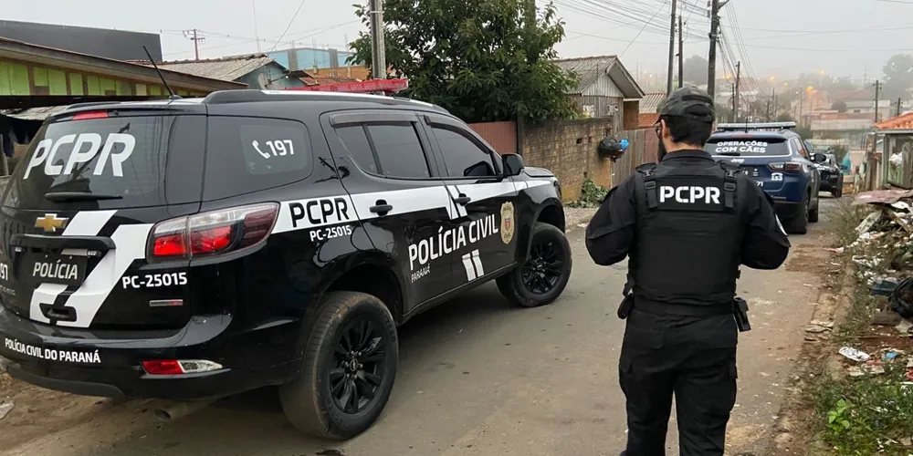 Os agentes apreenderam porções de cocaína e maconha