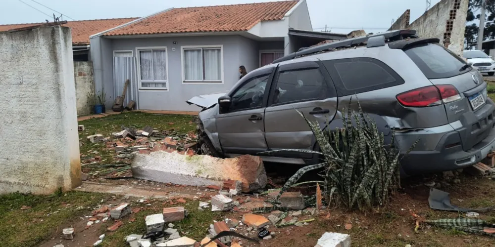 Com o impacto da batida, um dos veículos acabou invadindo uma residência próxima ao cruzamento