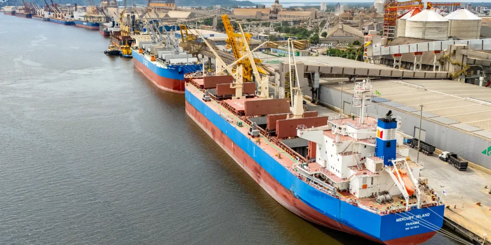 Porto de Paranaguá é um dos principais corredores de exportação do Brasil e peça estratégica para o escoamento da produção agropecuária nacional