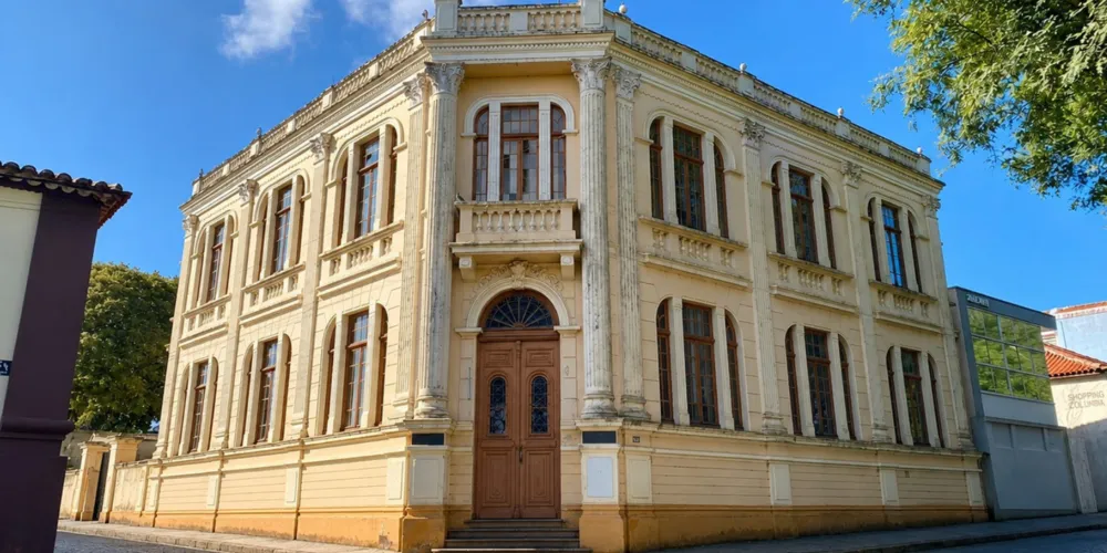 O prédio, situado na avenida Manoel Pedro, pertencia a Prefeitura da Lapa e foi transferido para o Sistema Fecomércio