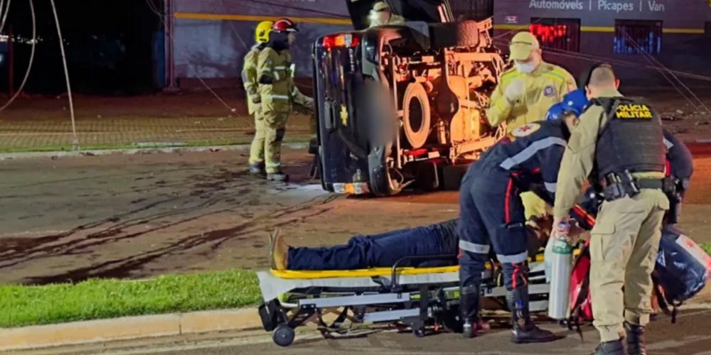 O condutor ferido, um homem de 32 anos, ficou preso nas ferragens da caminhonete