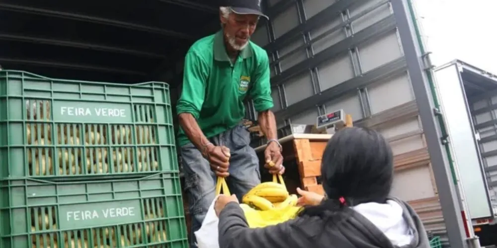 Três equipes vão percorrer os bairros para trocar recicláveis por frutas, verduras e legumes
