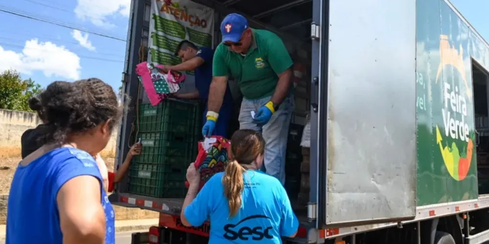 Três equipes vão percorrer os bairros para trocar recicláveis por frutas, verduras e legume