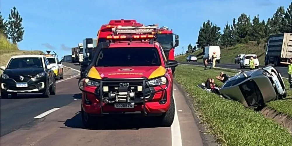 Equipes do Corpo de Bombeiros estiveram no local para prestar os atendimentos necessários às vítimas