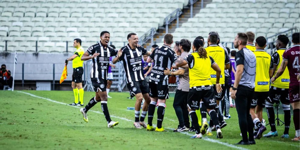 Jogadores do Operário comemoram gol da virada contra o Ceará na Arena Castelão, onde venceram por 2 a 1