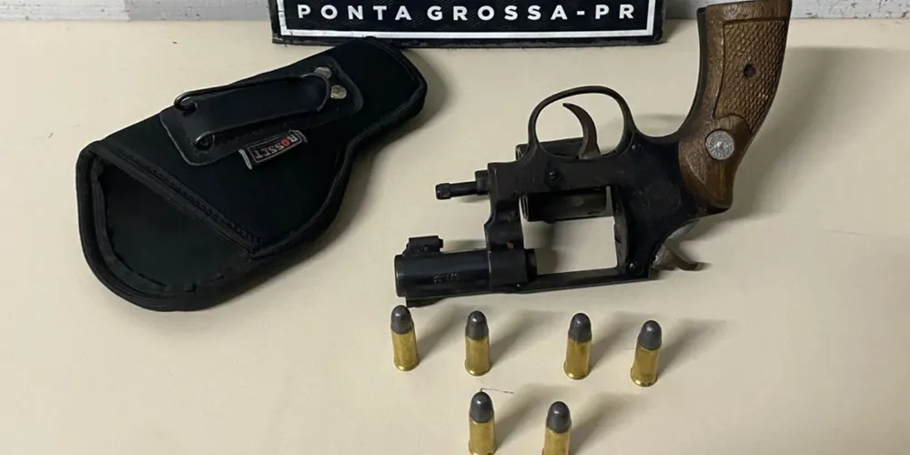A arma estava acondicionada em um coldre e carregada com seis munições intactas
