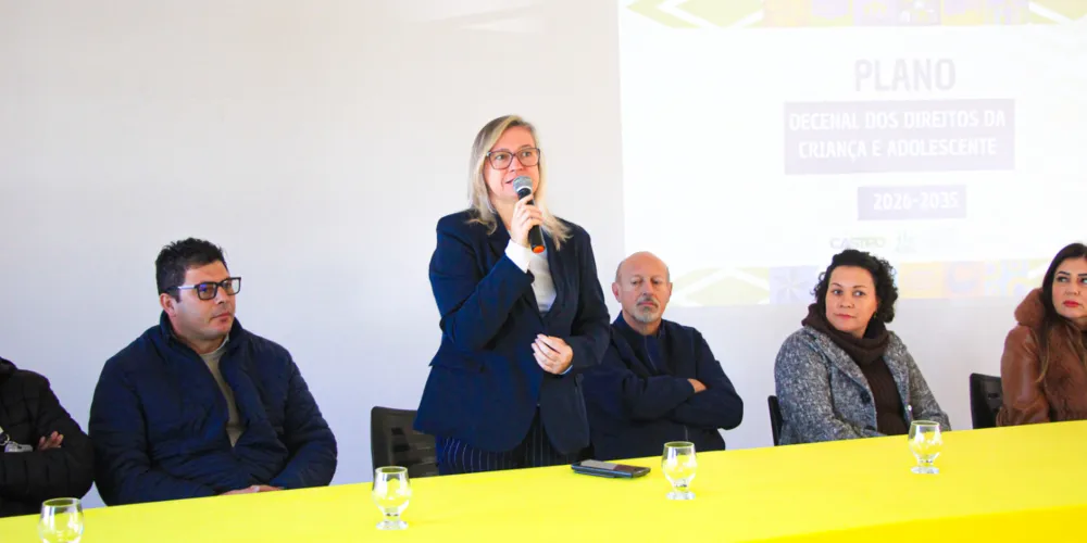 Encontro aconteceu na Secretaria de Educação e reuniu representantes das diferentes políticas públicas, conselhos municipais, organizações da sociedade civil e comunidade