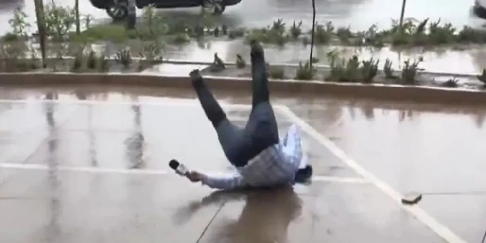 Repórter caiu ao vivo