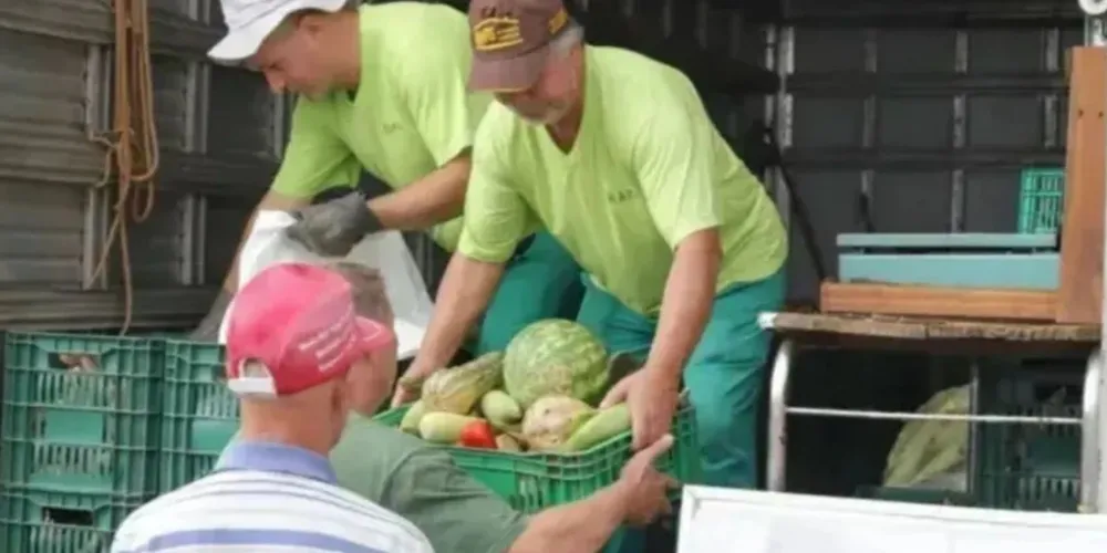 A iniciativa recolhe materiais recicláveis e realiza a troca por frutas e verduras