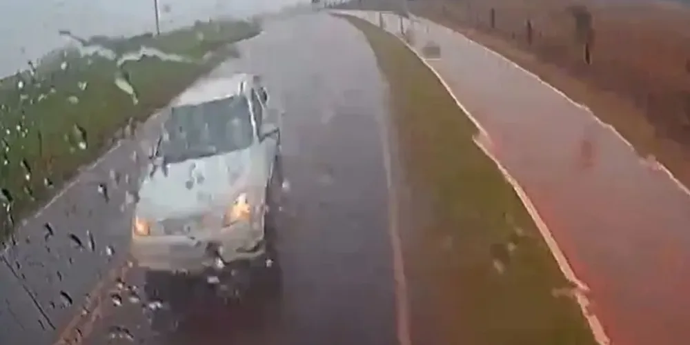 Duas pessoas morreram no local e outras três sofreram ferimentos graves