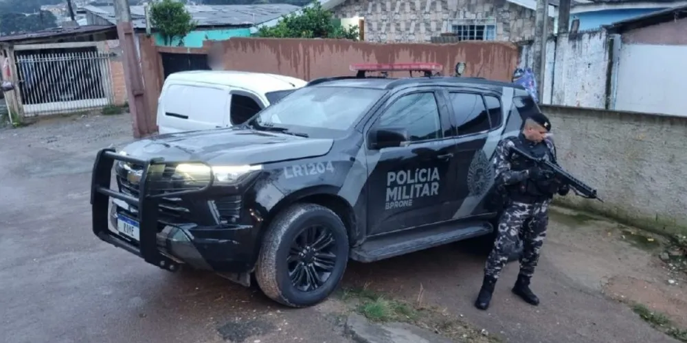 Suspeito teria recebido policiais a tiros e sido morto em confronto, segundo a PM