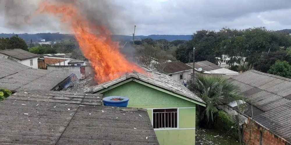 As causas do incêndio ainda serão apuradas pelos órgãos responsáveis
