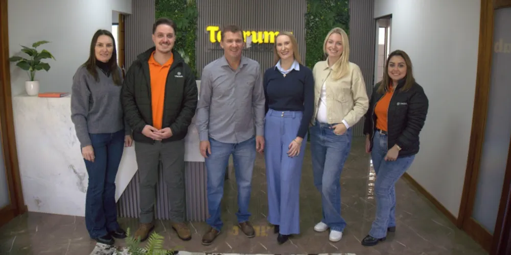 Família do produtor rural Ricardo de Freitas, proprietário do Sítio Tabruma Tecnomilk, e Júnior, Sula e Emanueli Cristina Rocha da Cooperativa Cresol