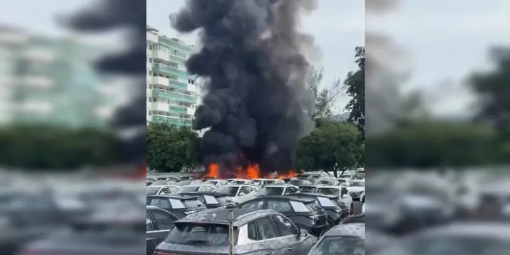 Um dos helicópteros caiu no pátio de um estacionamento