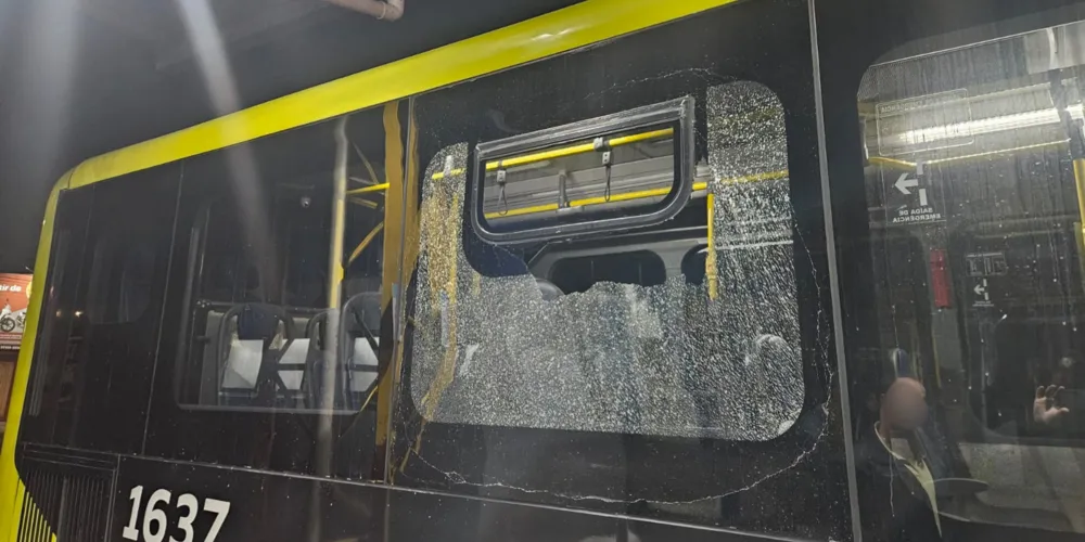 O suspeito quebrou uma janela do ônibus