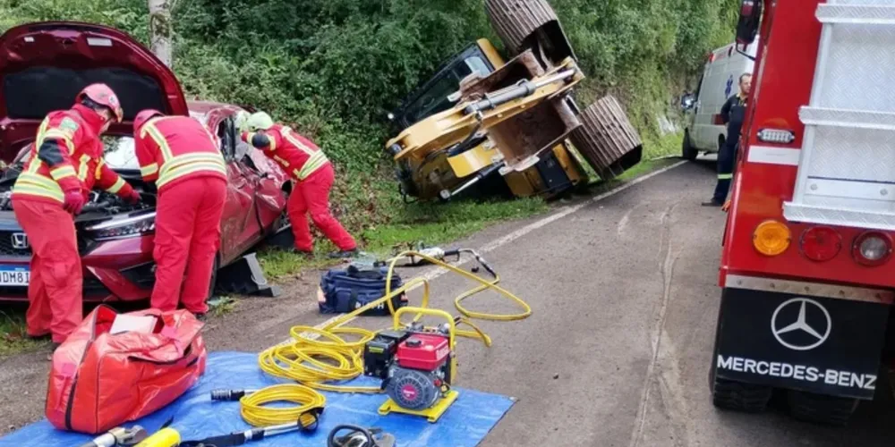 Máquina se desprendeu de um caminhão em uma curva na BR-116