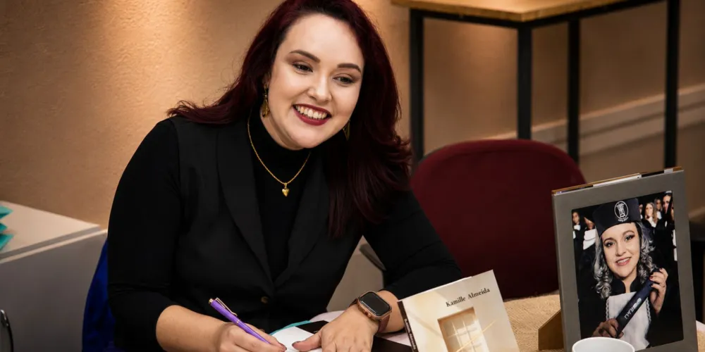 A historiadora e pesquisadora Kamile Almeida lançou, na última sexta-feira (12), o livro 'Parecia que não tinha dia: vozes e silêncio da prisão'