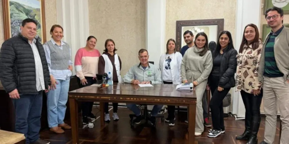 A assinatura ocorreu durante a reunião com representantes da categoria