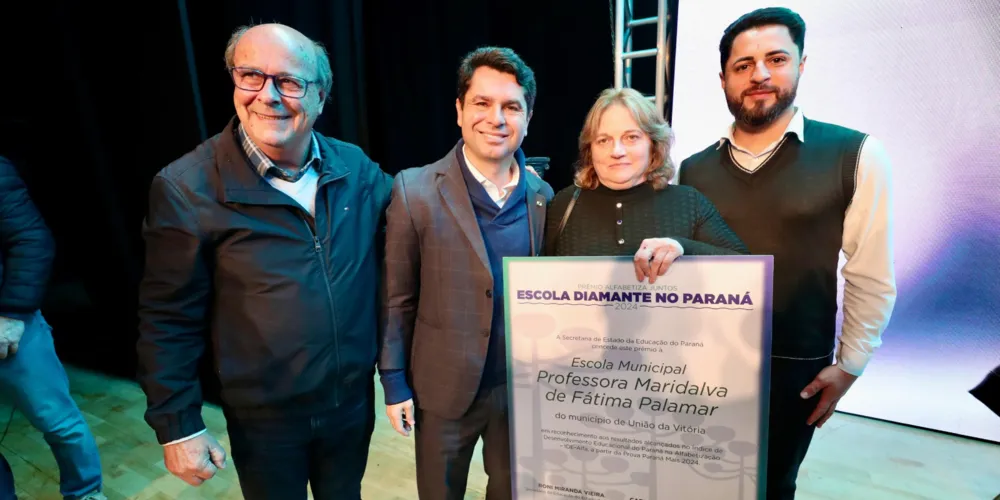 O prefeito de União da Vitória, Ary Carneiro Júnior, participou do evento ao lado dos diretores das escolas premiadas