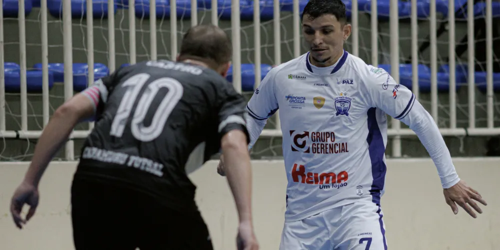 Camisa 7 do ACGF Ponta Grossa driblando outro jogador