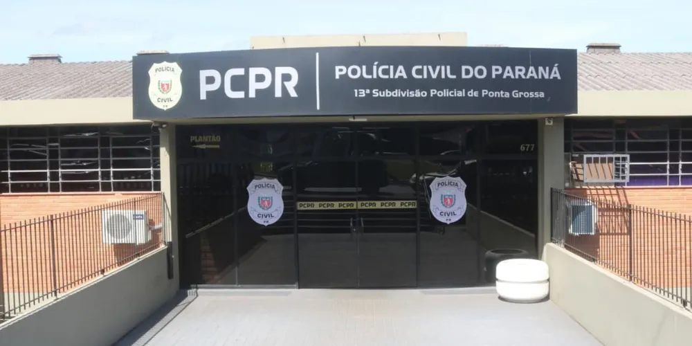 O homem, a motocicleta recuperada e um aparelho celular apreendido para averiguação foram encaminhados à Delegacia da Polícia Civil