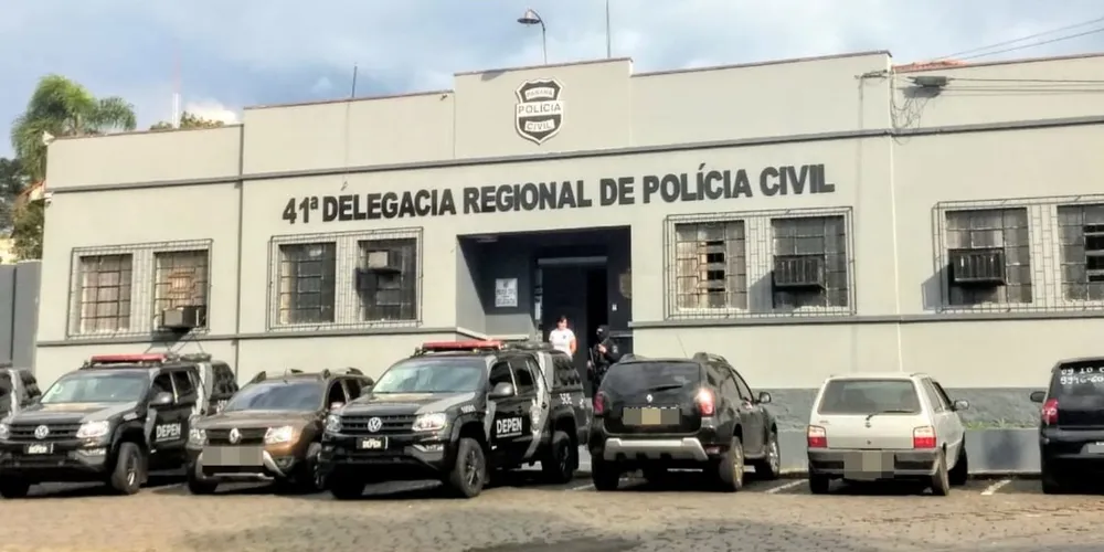 Ele foi encaminhado, juntamente com os materiais apreendidos, à Delegacia da Polícia Civil de Irati