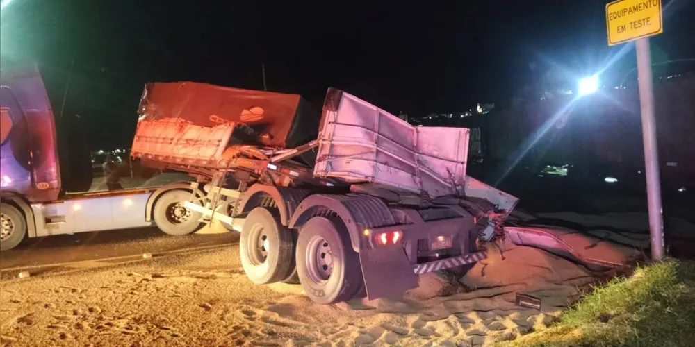 A carreta, uma Scânia R 540, que transportava uma carga de farelo de soja, seguia no sentido à saída para Mandaguari