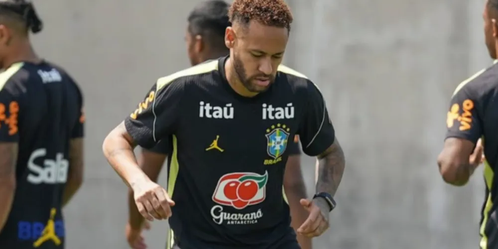 Neymar Jr. treinando em campo com a Seleção Brasileira