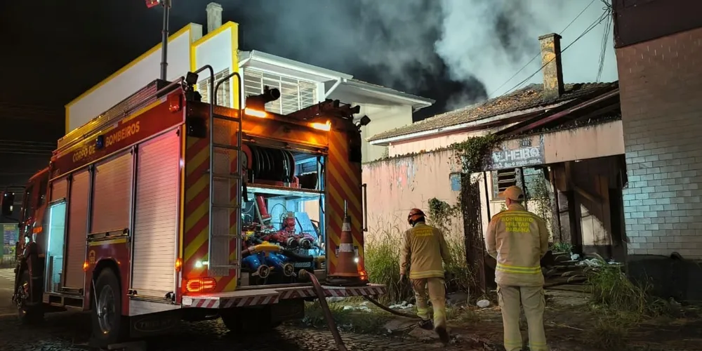 Apesar do susto, a equipe de bombeiros conseguiu controlar o fogo