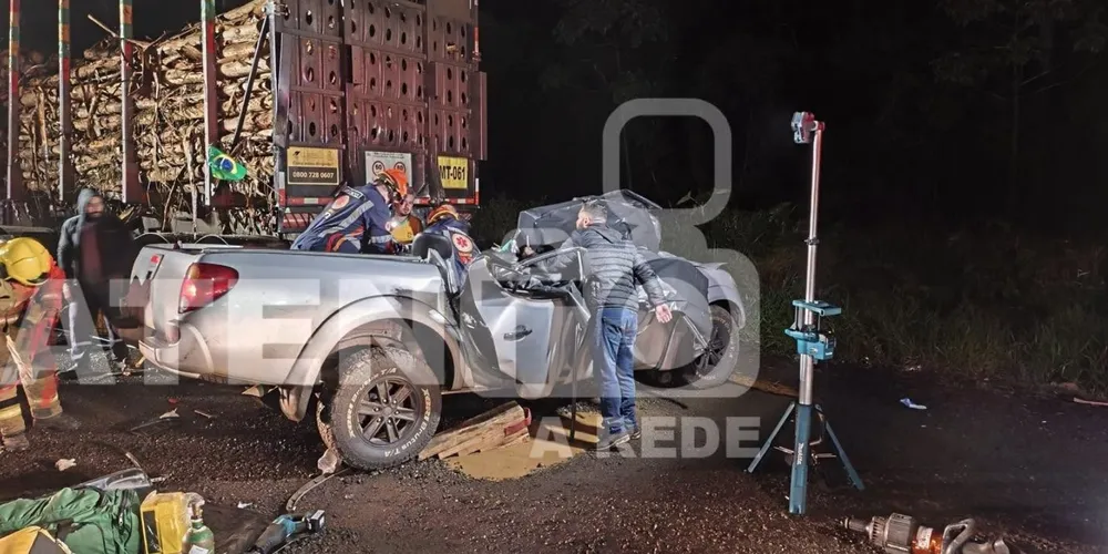 Na caminhonete Mitsubishi estavam quatro ocupantes: uma mulher, sua filha adolescente e dois homens