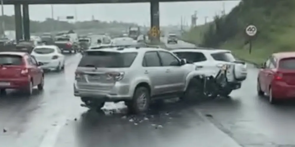 A confusão teve início após um veículo colidir na traseira de outro