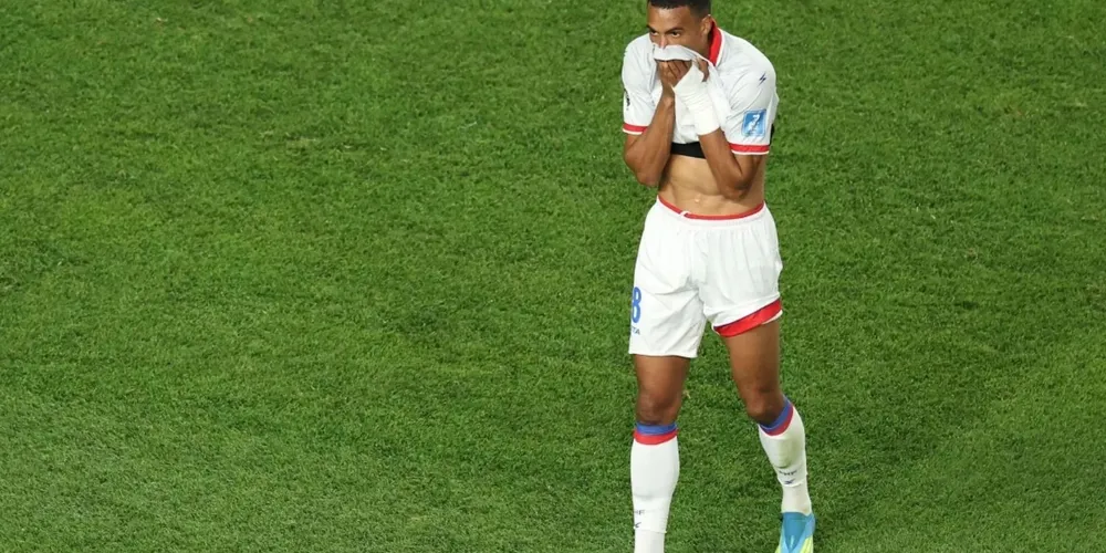 Wilson Isidor, atacante do Haiti, lamentando a derrota para o Brasil na Copa do Mundo