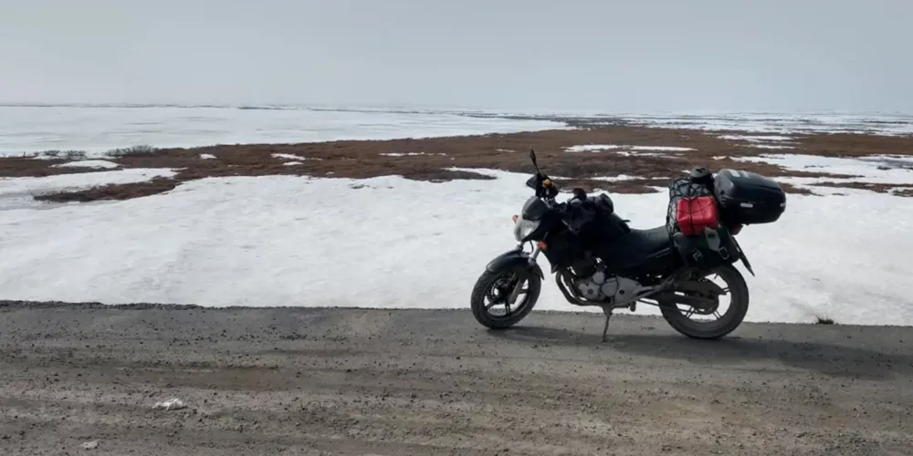 Moto de Fred em meio a neve do Alasca