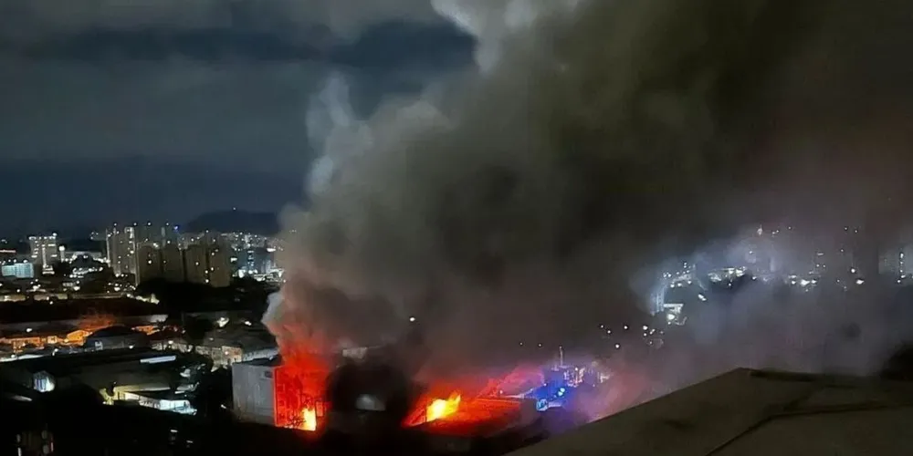 Incêndio em galpões na Lapa provoca coluna de fumaça em SP