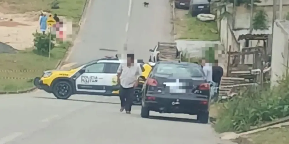 Durante a perseguição, o veículo atingiu a traseira da motocicleta, provocando a queda do jovem