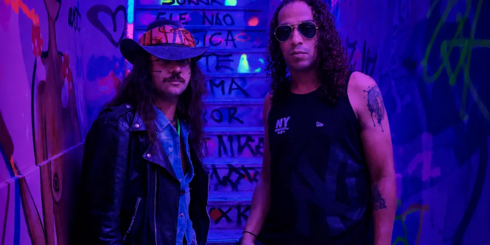 Fundada em 2012 por Billy M. Stacce, a Explícito’S construiu uma trajetória sólida dentro do hard rock e glam metal nacional