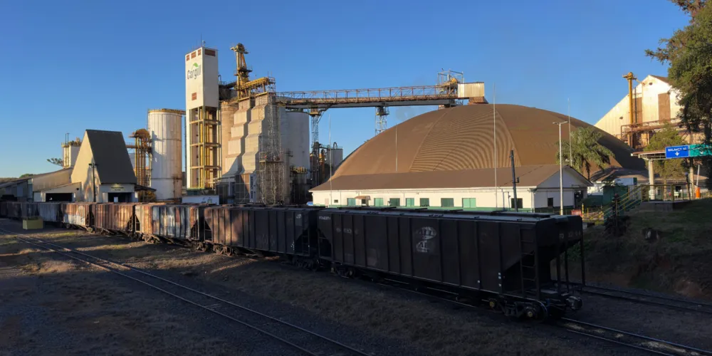 Instalada em Ponta Grossa desde 1973, a primeira fábrica da Cargill no Brasil se consolidou como um dos marcos do desenvolvimento industrial e agropecuário dos Campos Gerais