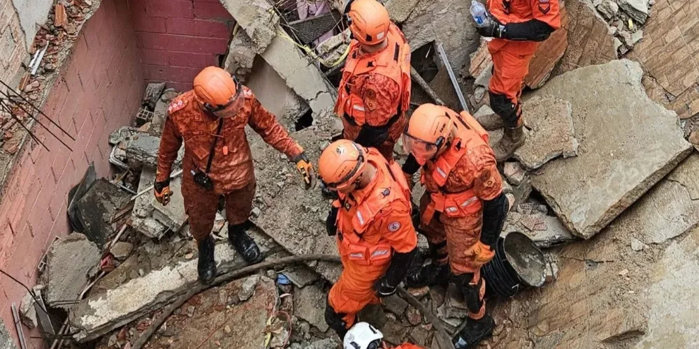 Bombeiros buscaram por crianças que ficaram desaparecidas após desabamento de casa no Rio de Janeiro
