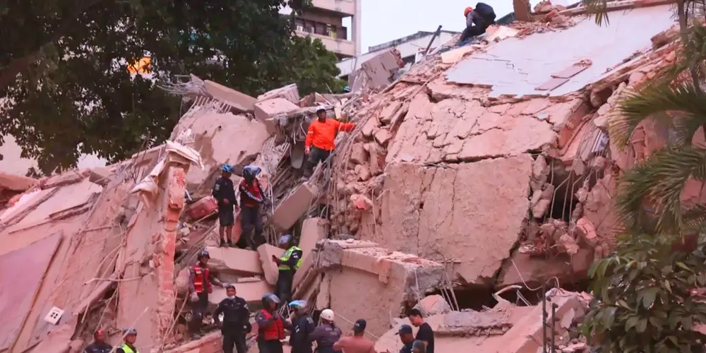 Equipes de emergência atendem a um prédio danificado em Los Palos Grandes, Caracas, após terremotos atingirem a Venezuela