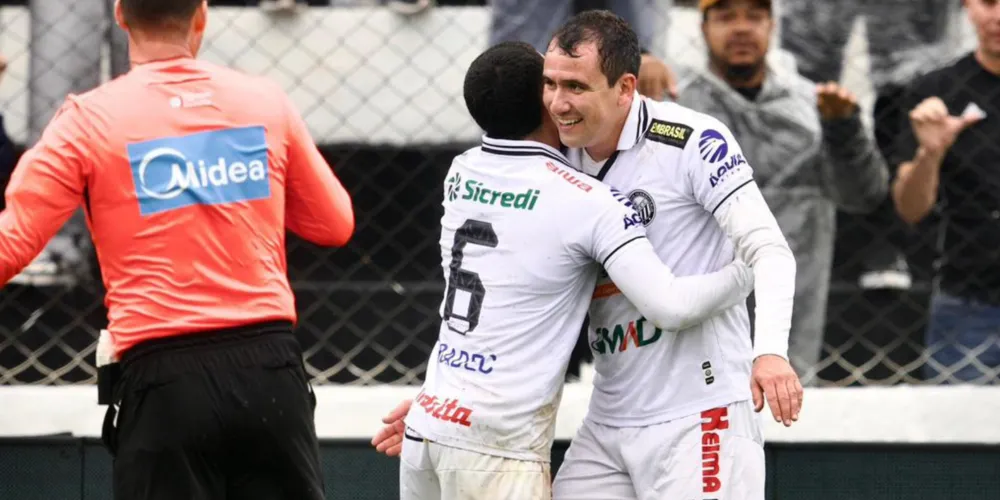 Moraes Jr. e Pablo comemorando o gol da vitória do Fantasma
