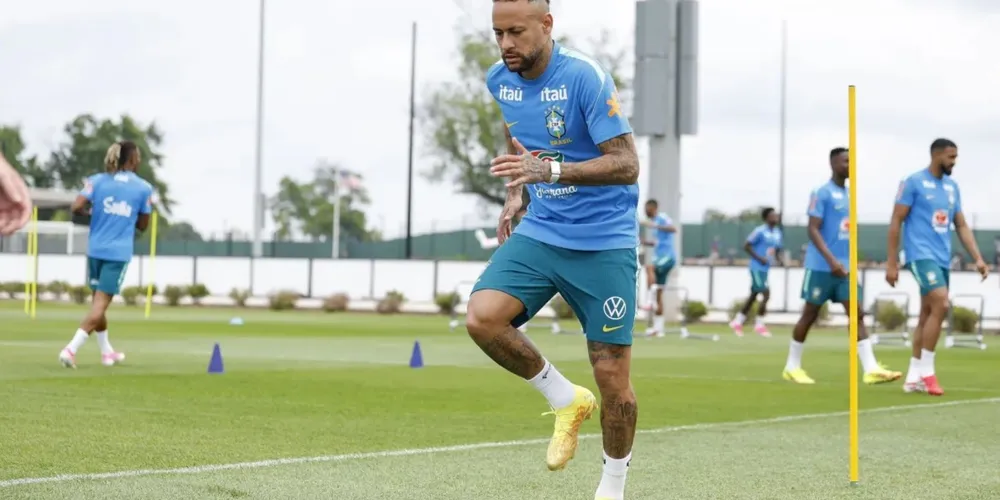 Neymar em treino da Seleção Brasileira para partida contra o Japão